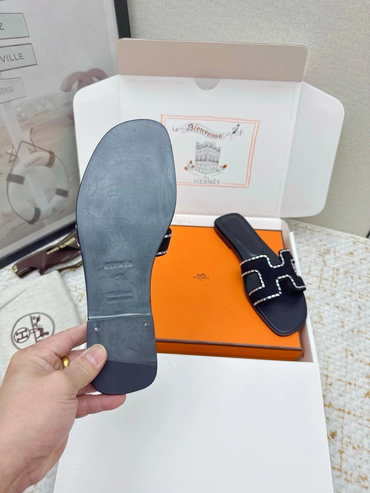 HM 26ss Oran Sandals Black Suede Sheepskin 625238