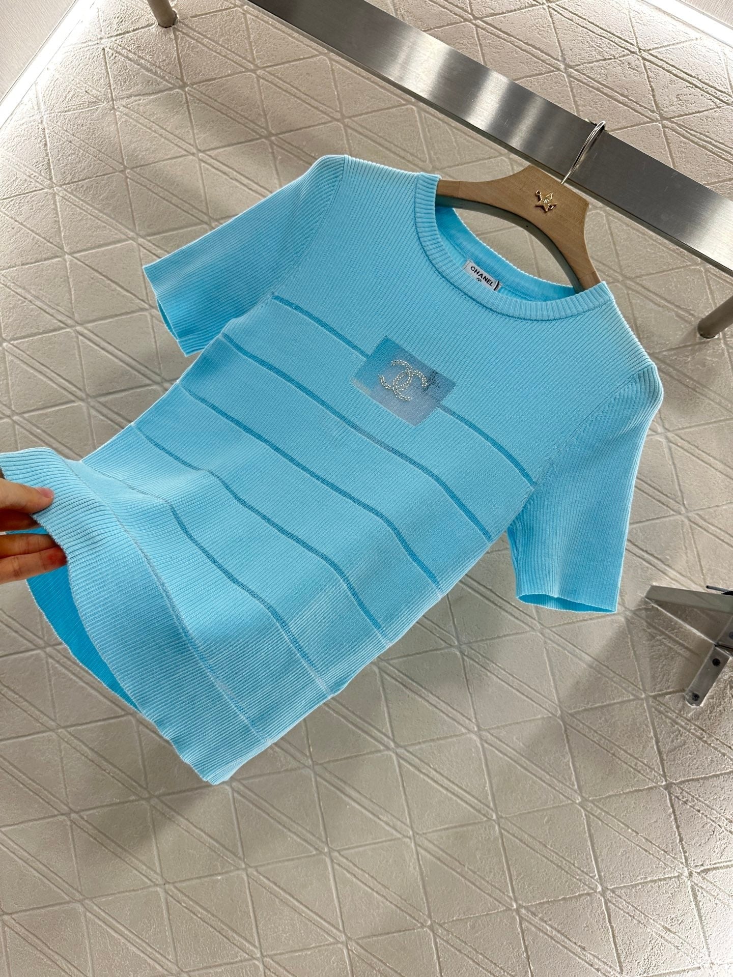 CHANEL FITTED SHORT-SLEEVE KNIT TOP 276494