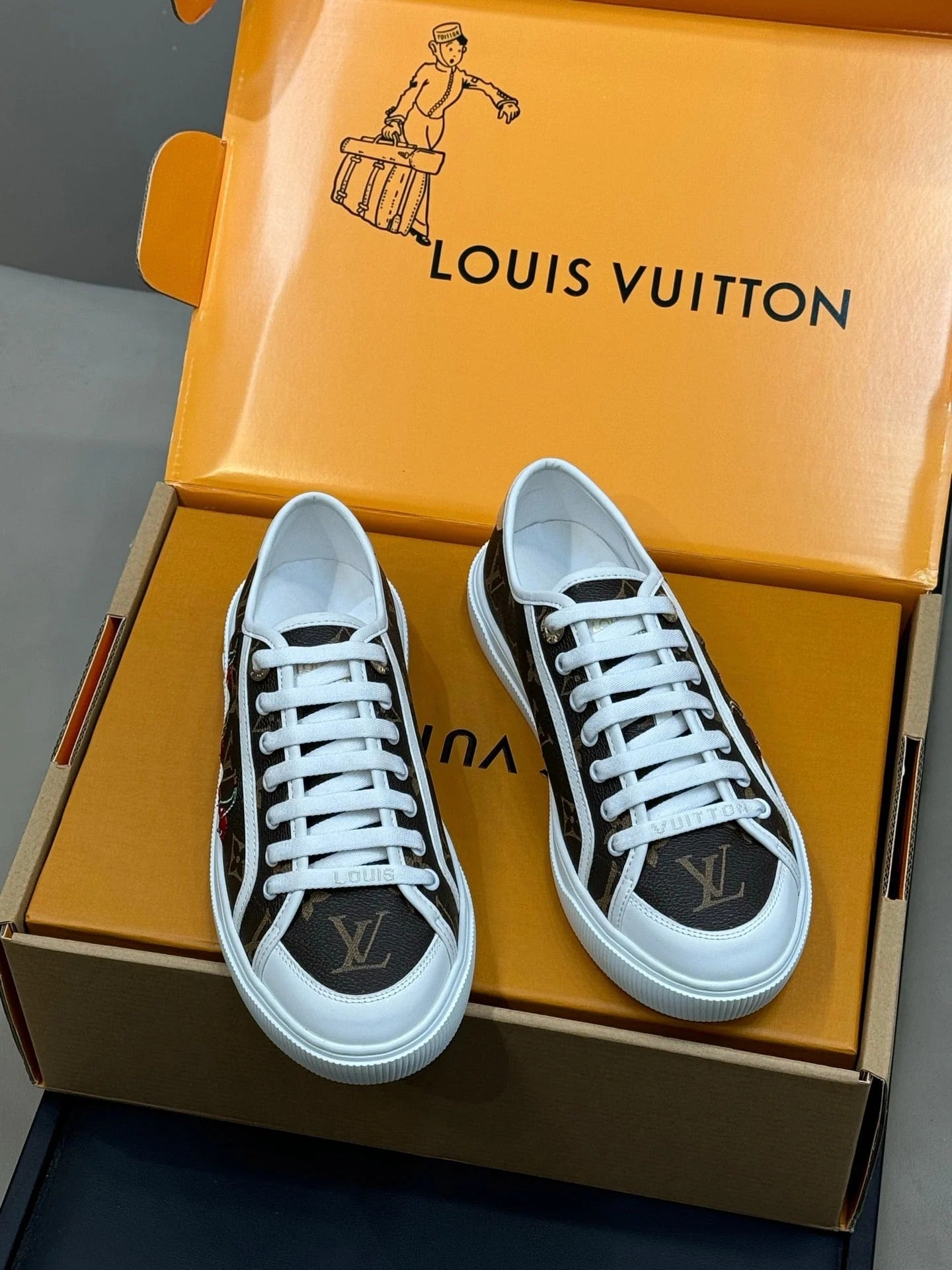 LV 26ss Sneaker Cherry Brown Chocolate Monogram Leather 621642