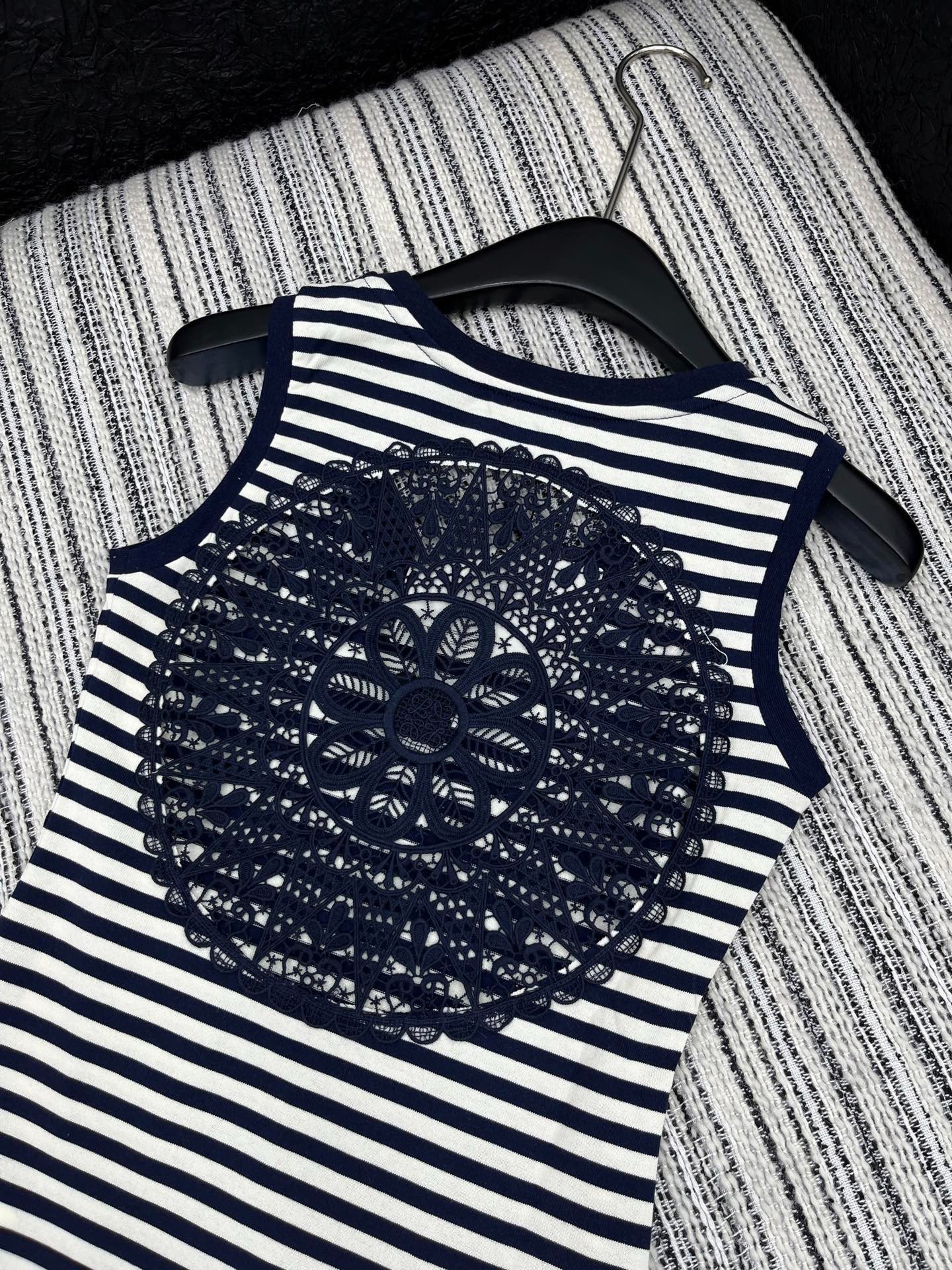 SLEEVELESS TOP WITH RAISED EMBROIDERY AND CREW NECK 267982