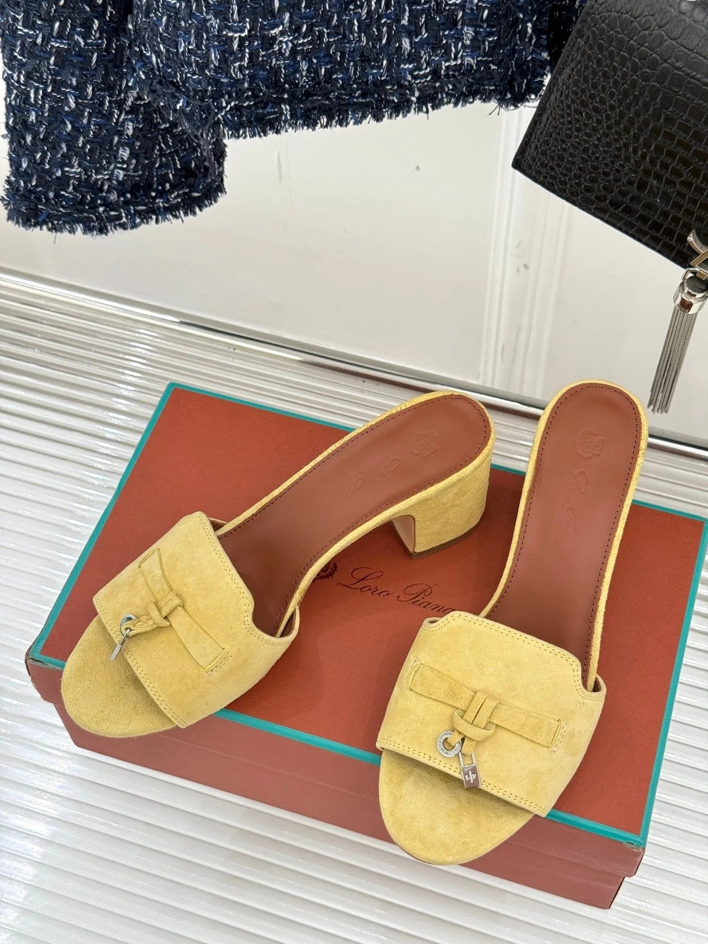 HIGH HEELS IN YELLOW SUEDE AND LAMBSKIN