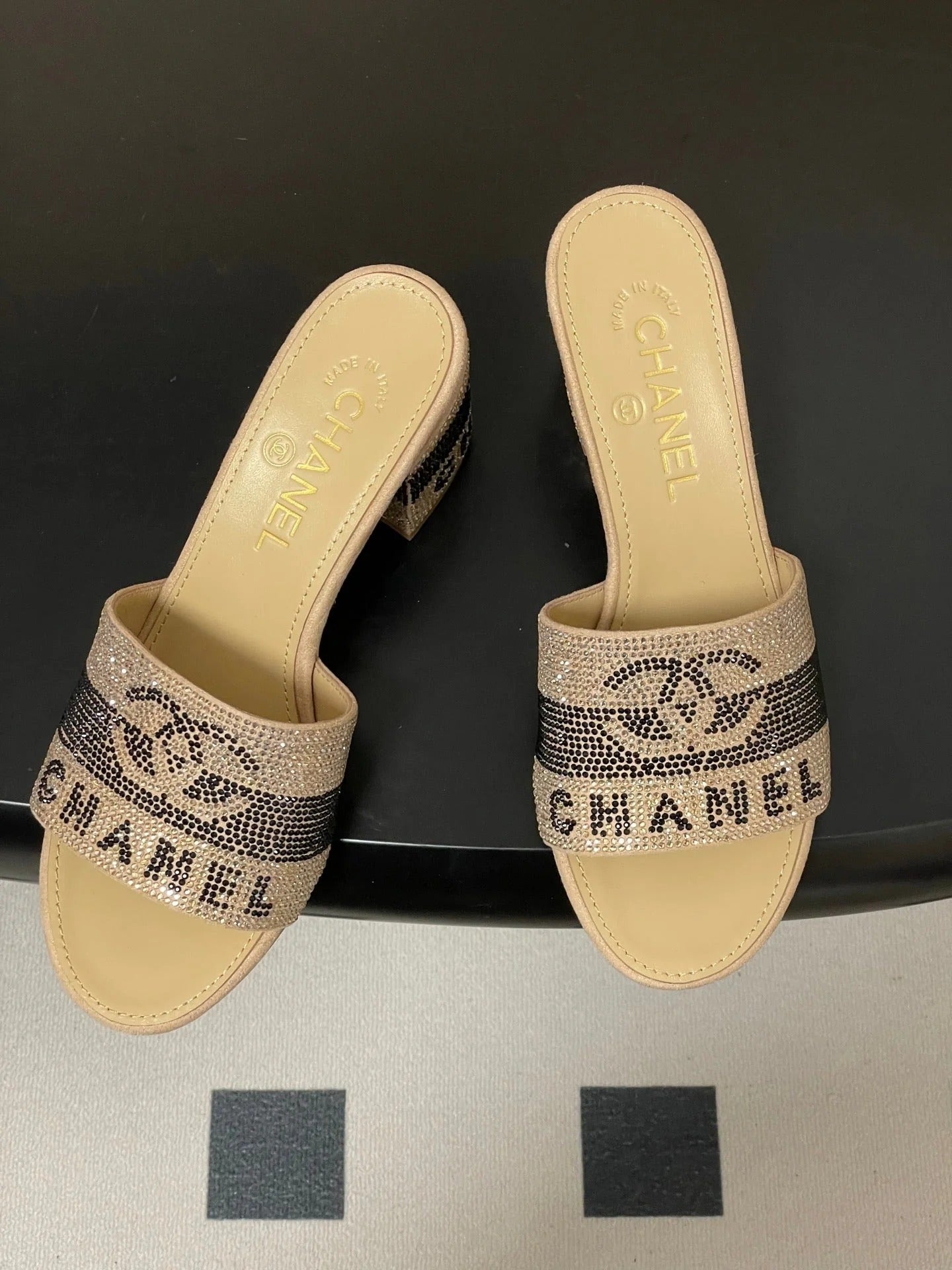 CC 26s Sandals 70 Beige Sheepskin Rhinestones 649511