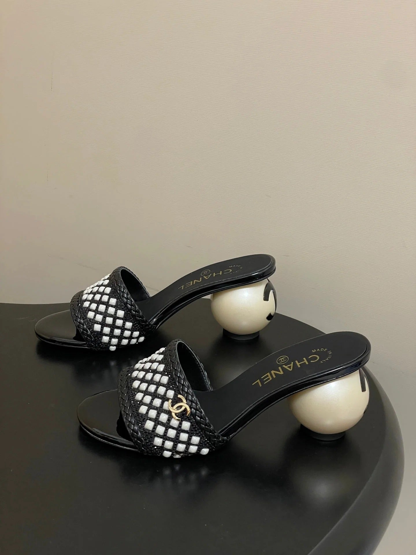 CC 26s Pearl Sandals 70 Black Patent Leather 649540