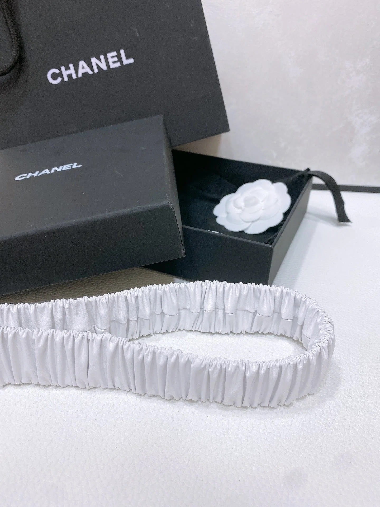 CC ELASTIC BELT 30MM IN WHITE CALFSKIN GOLD HARDWARE WITH RHINSTONES