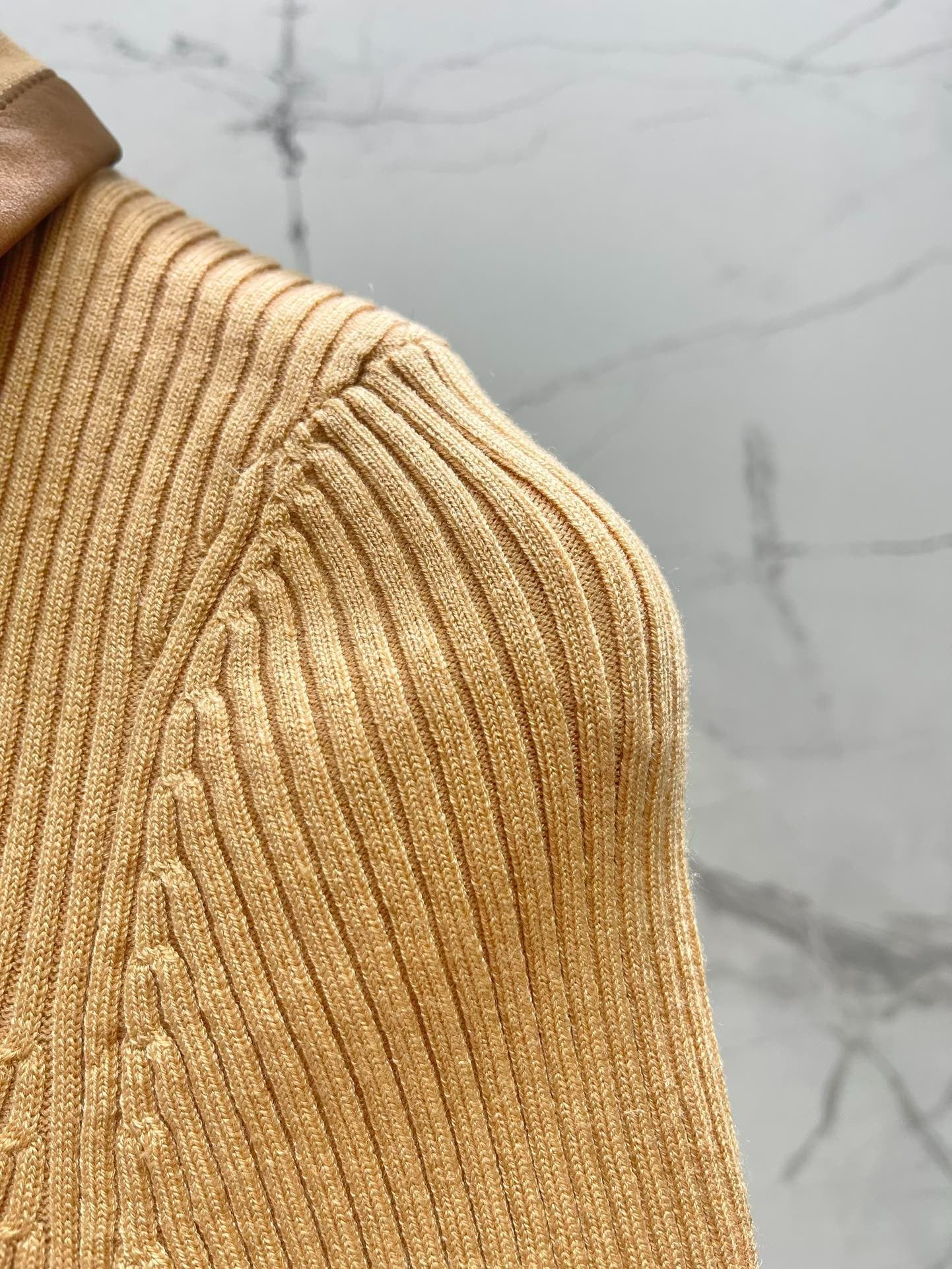 MIUMIU SHORT-SLEEVE KNIT TOP STYLE 263