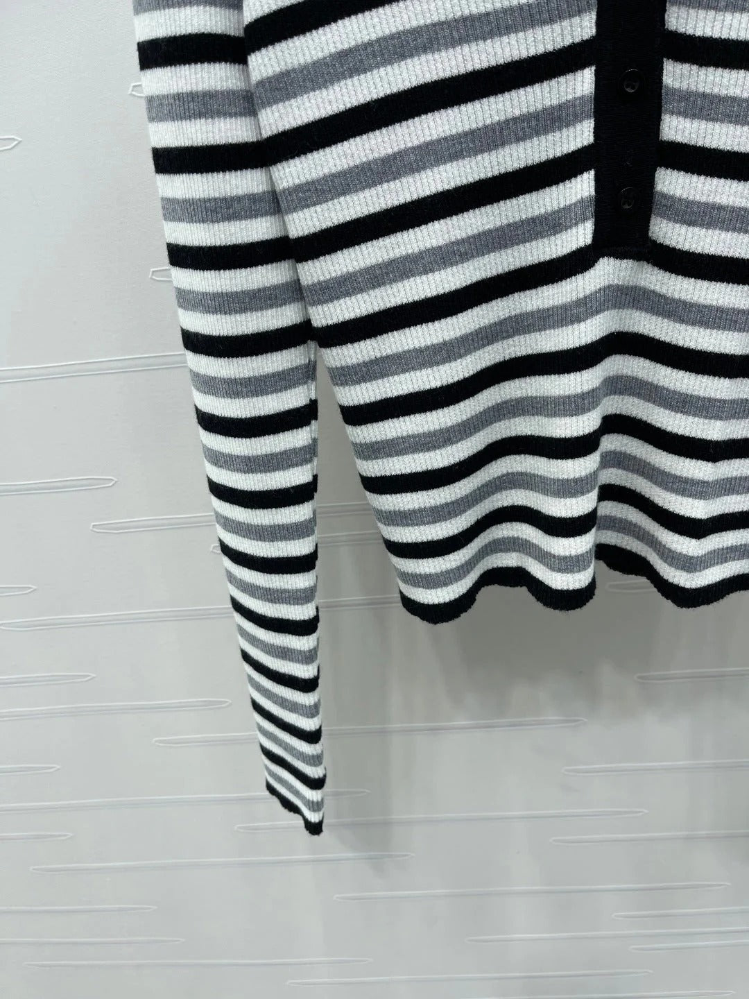 MIUMIU KNITTED SWEATER STYLE 453