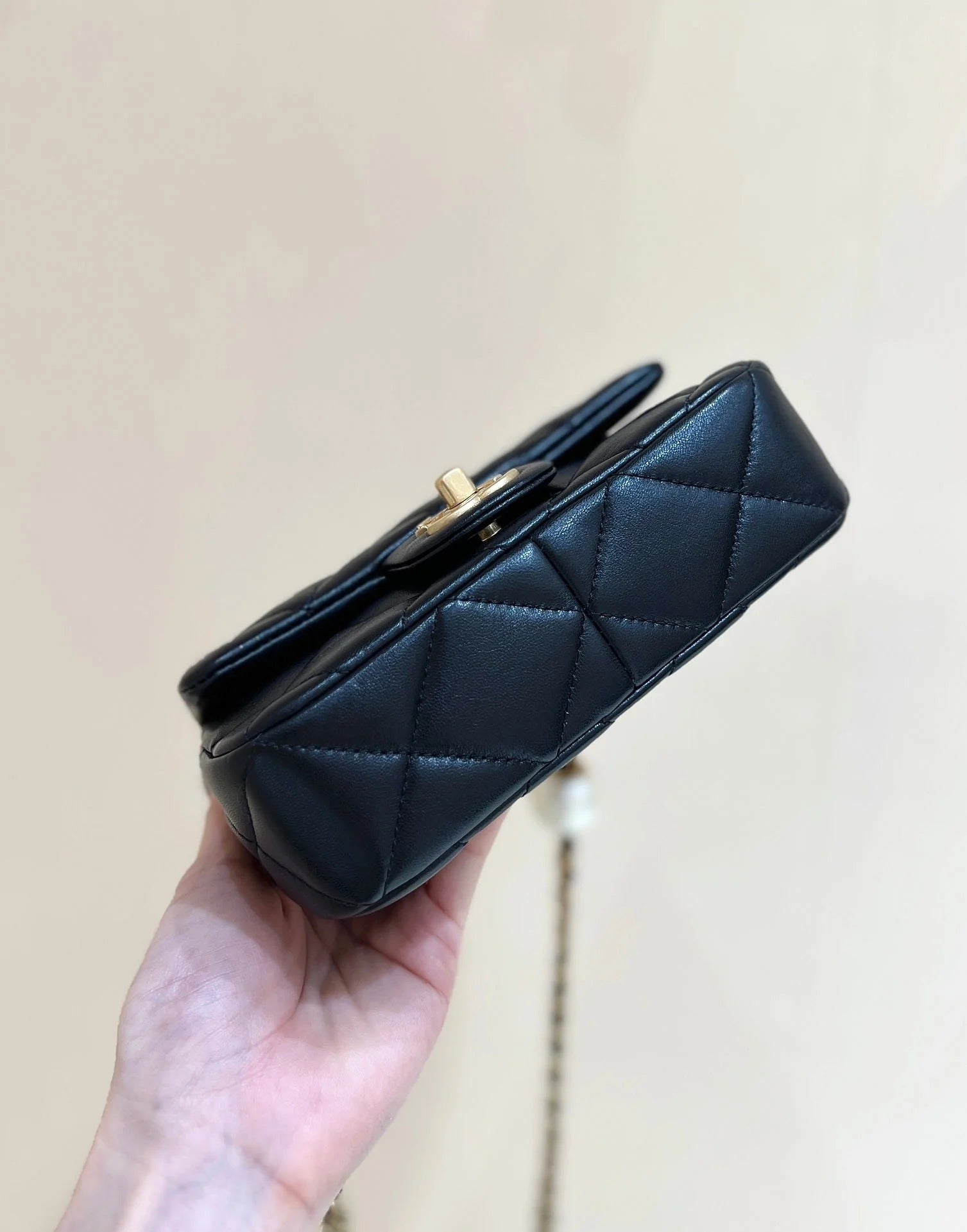 25S CHANEL CROSSBODY HANDBAG 17 IN BLACK LAMBSKIN GOLD HARDWARE