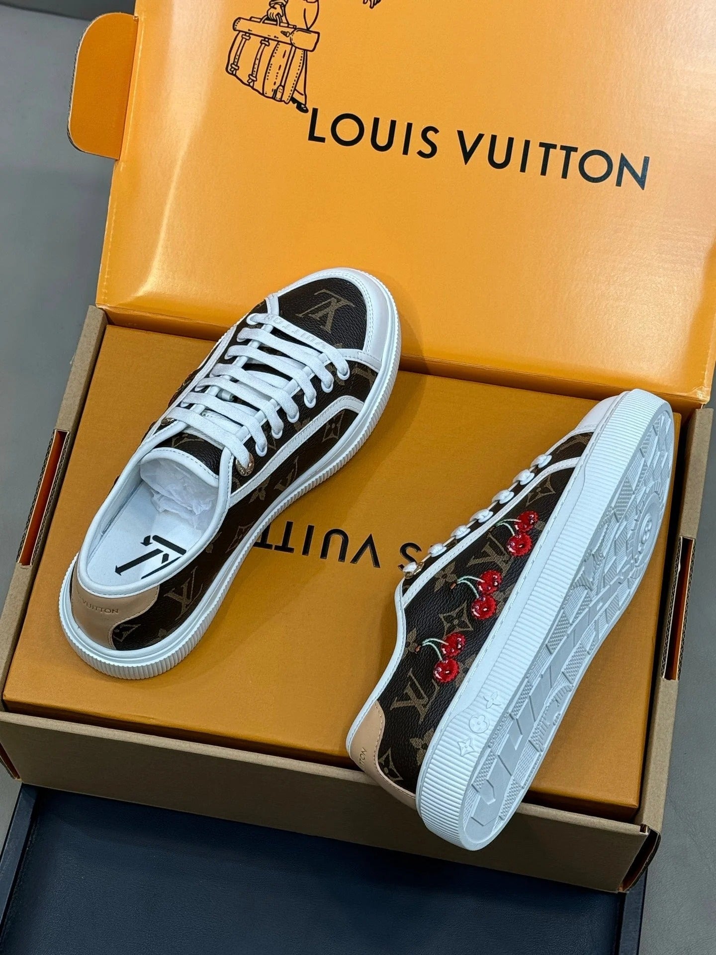 LV 26ss Sneaker Cherry Brown Chocolate Monogram Leather 621642