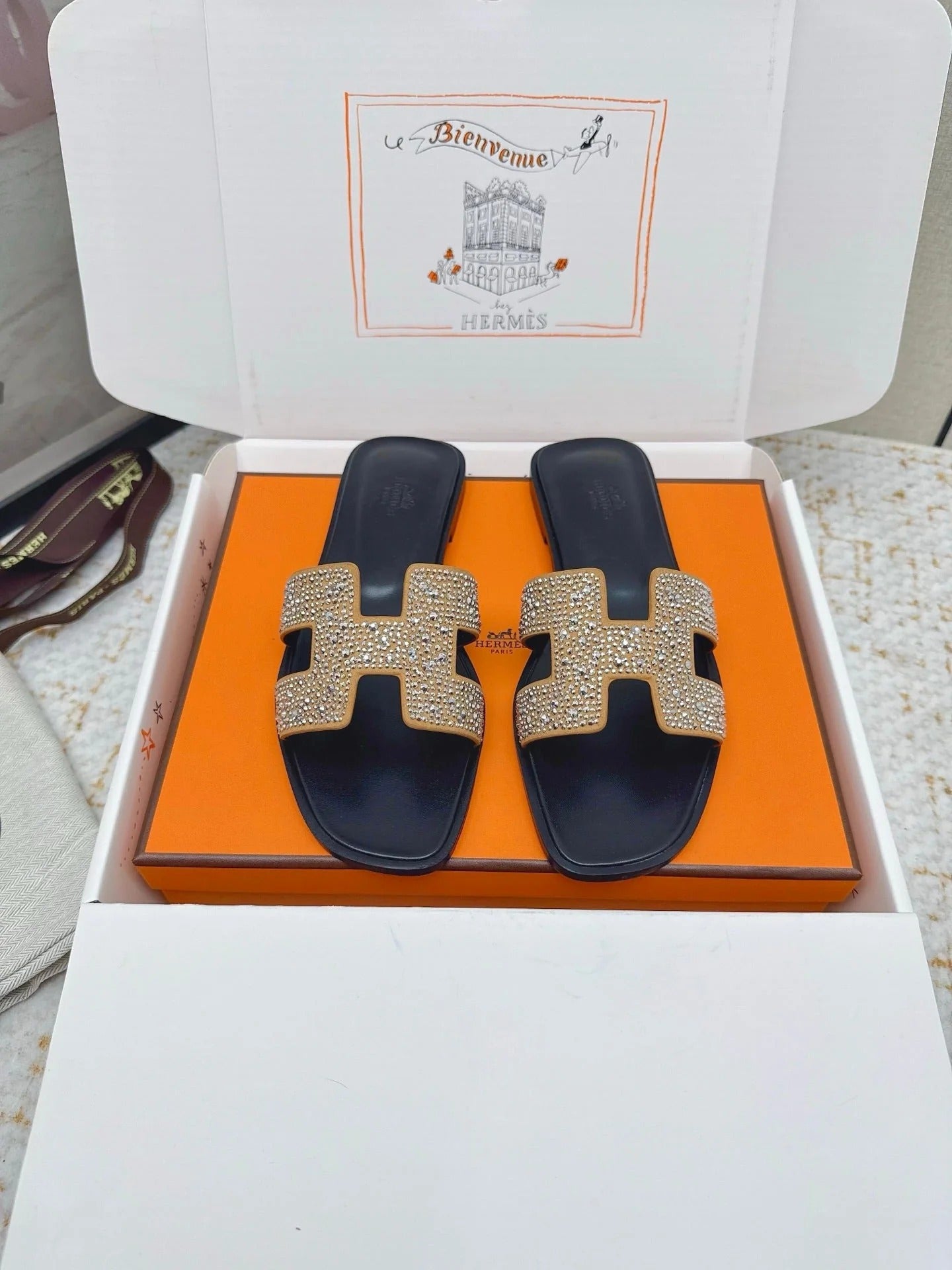 HM 26ss Oran Sandals Black Gold Crystal Cowhide 625248