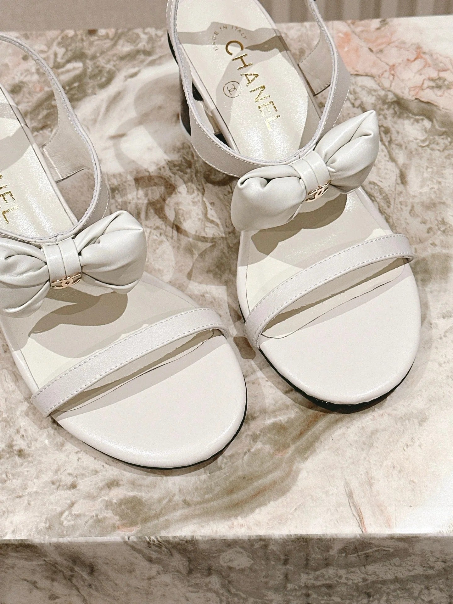 CC 26s Bow Sandals 55 White Cowhide 658465