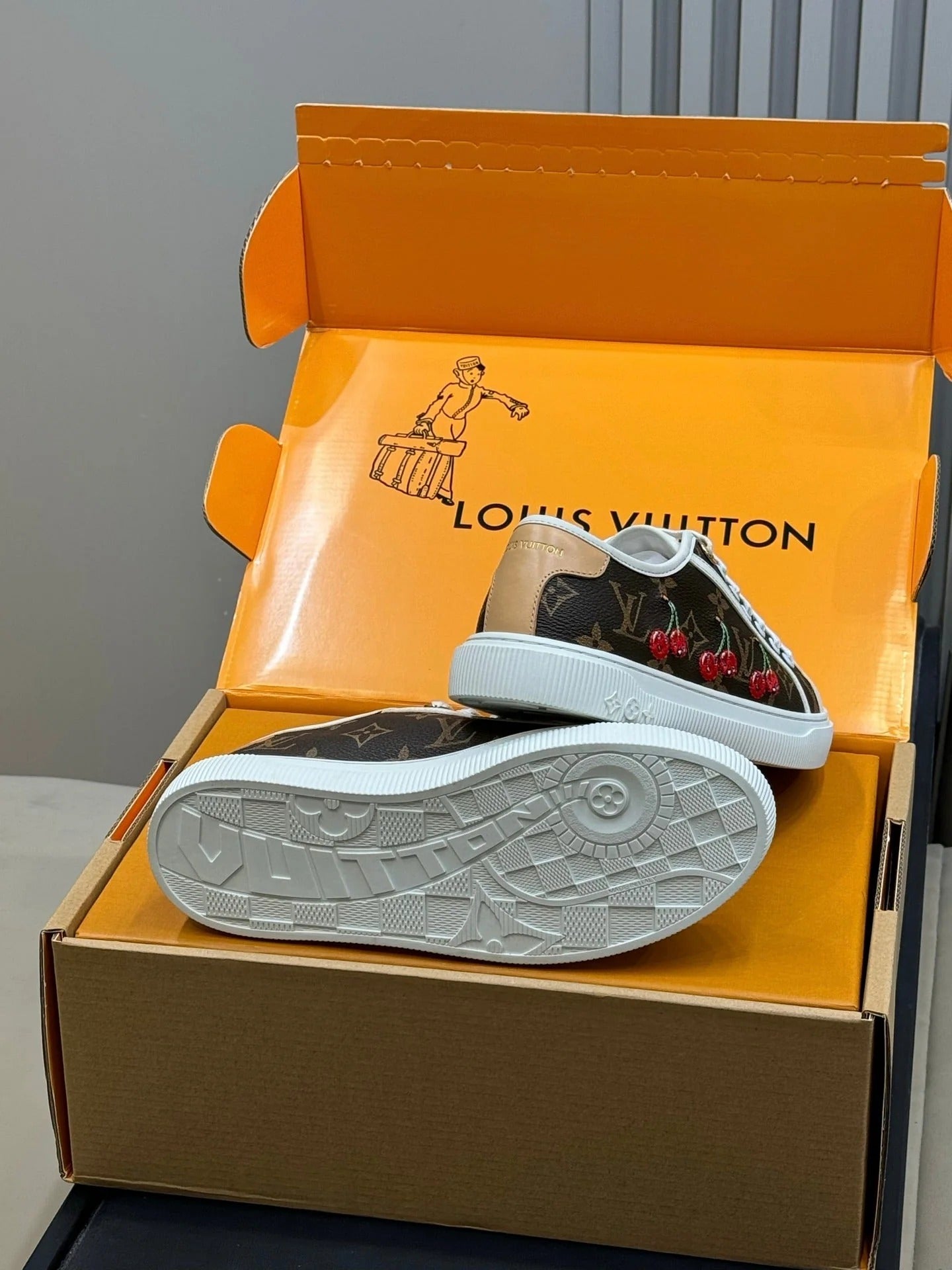 LV 26ss Sneaker Cherry Brown Chocolate Monogram Leather 621642