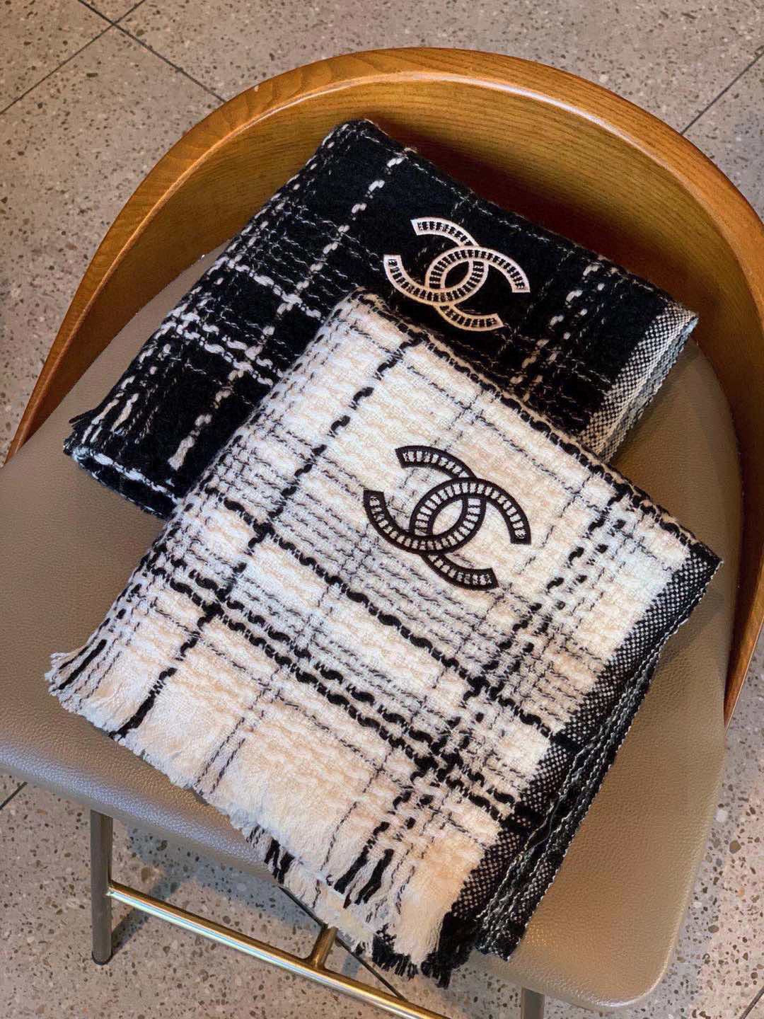 CHANEL 25S SCARF 200 IN CASHMERE 732053