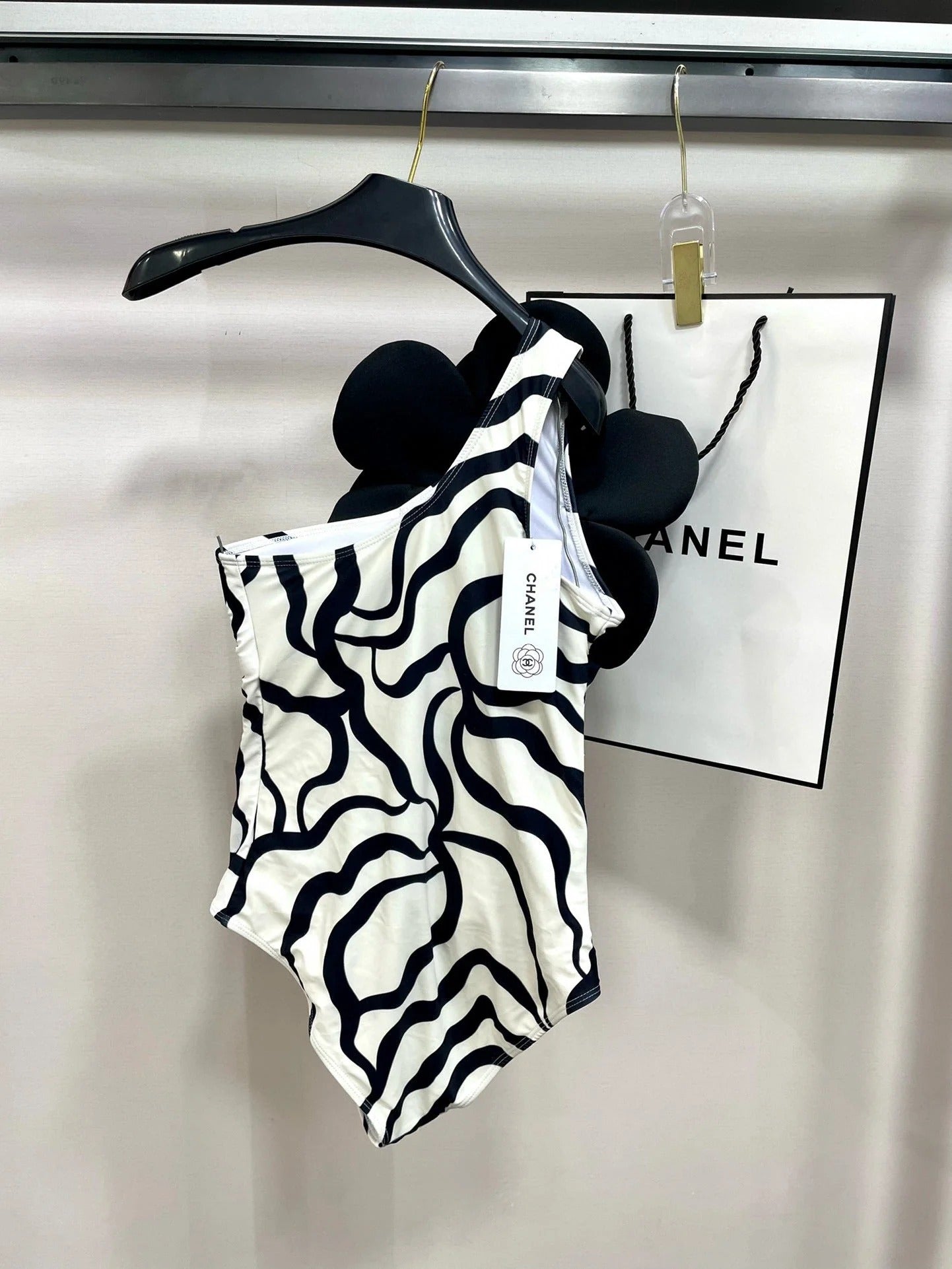 ONE-PIECE SWIMSUIT WITH FLORAL PATTERN IN BLACK AND WHITE 627827