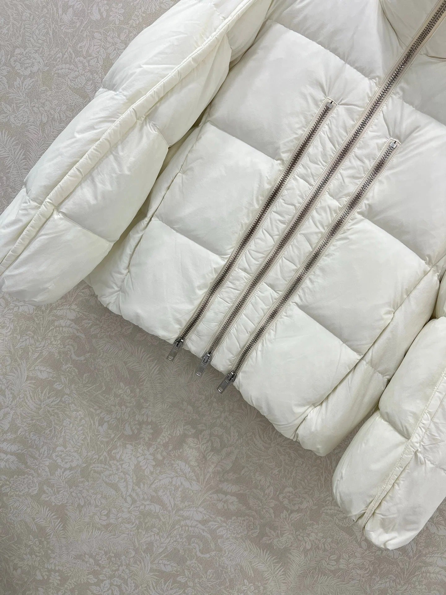 MONCLER 25S JACKET IN WHITE 075