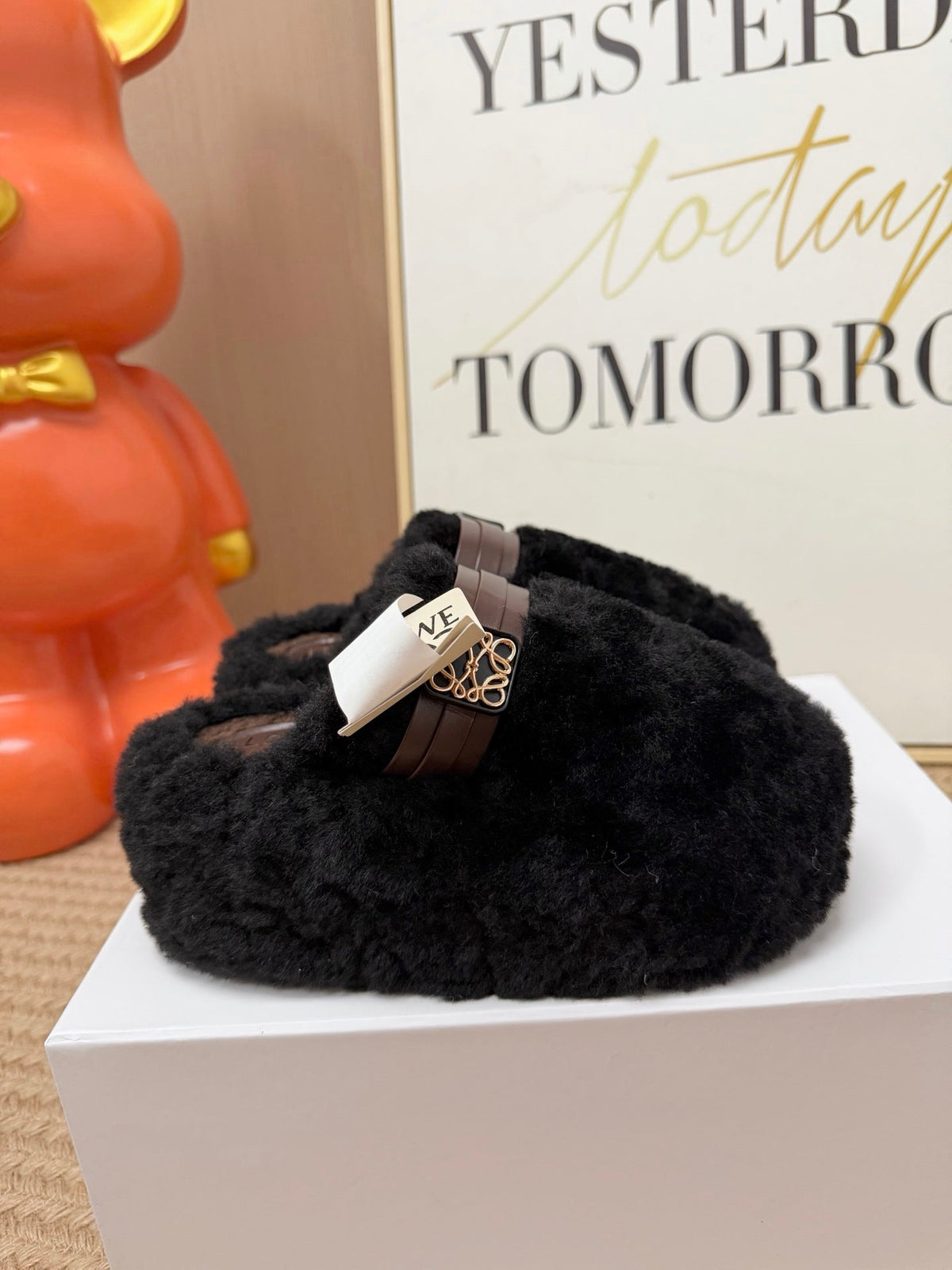 LW 26FW Closed-Toe Shearling Mules Metal Logo Buckle Shearling 192135