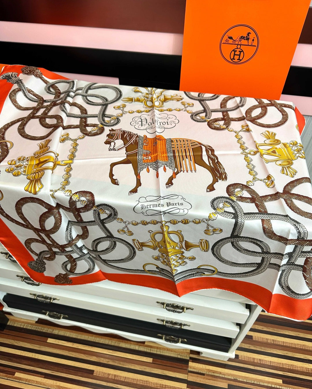 HM 26s Scarf 90x90cm Silk 550761