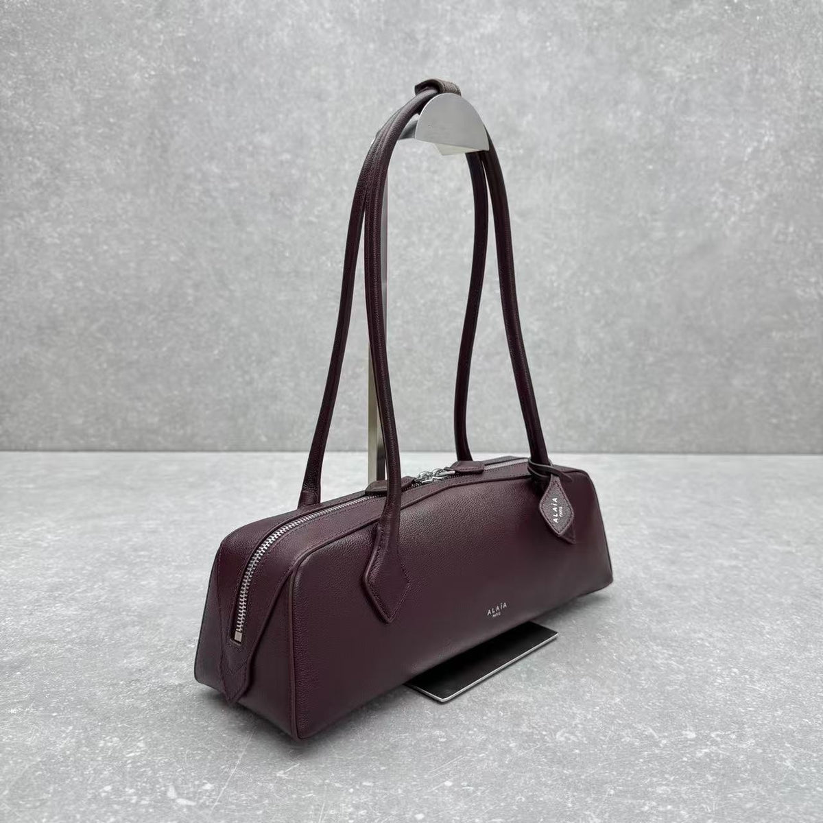 Alaia 2026 Le Teckel Medium Bag Burgundy Leather